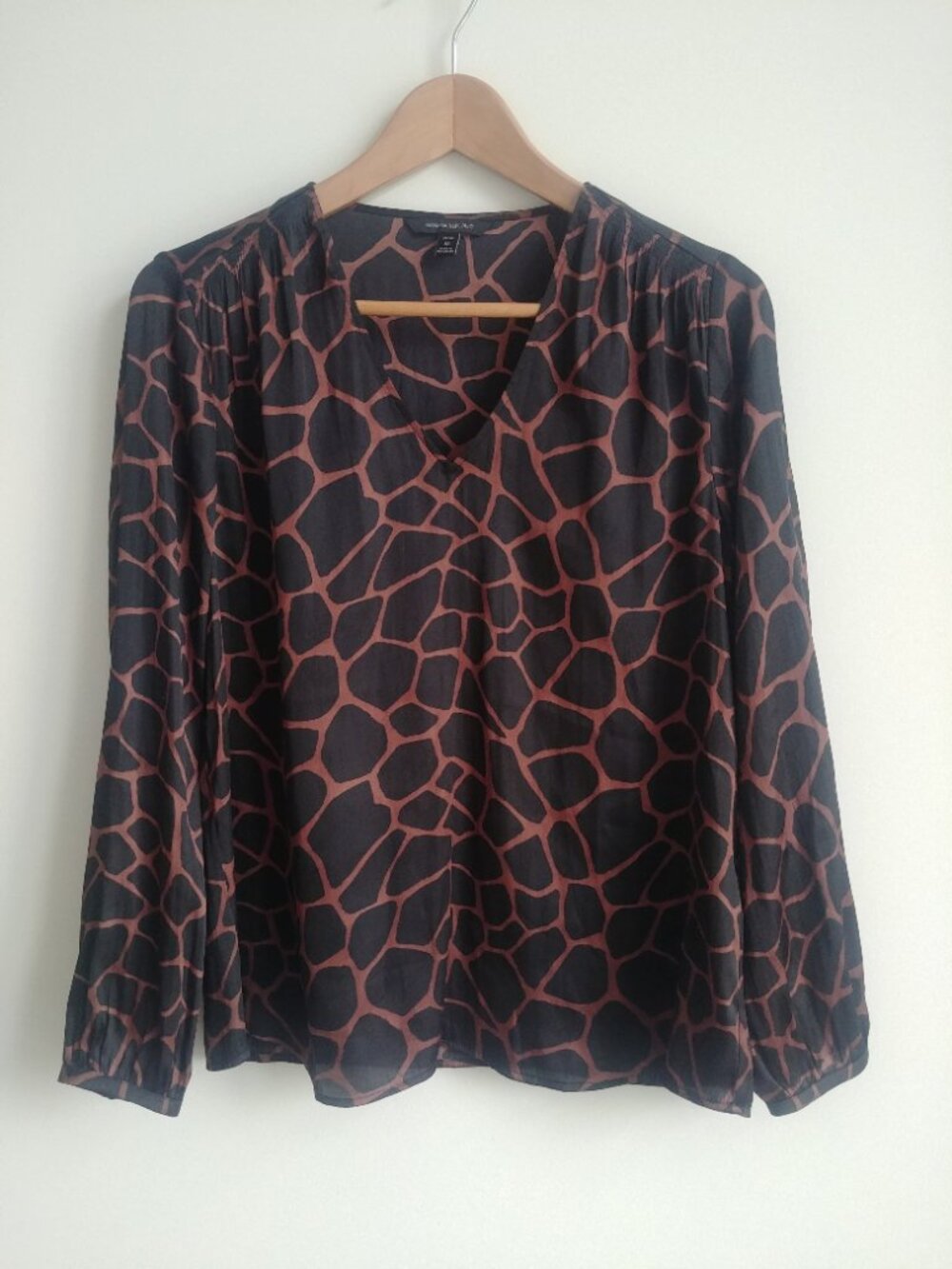 Banana Republic Medium Petite silky brown black giraffe animal print blouse top